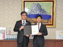 相模原商事株式会社への感謝状贈呈式の写真