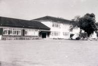 校庭の先に2棟の校舎が建っている南小学校のモノクロ写真