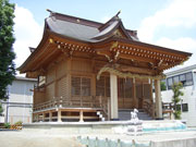 高床構造で、木造の荘厳な社殿が建っている稲荷神社の外観写真