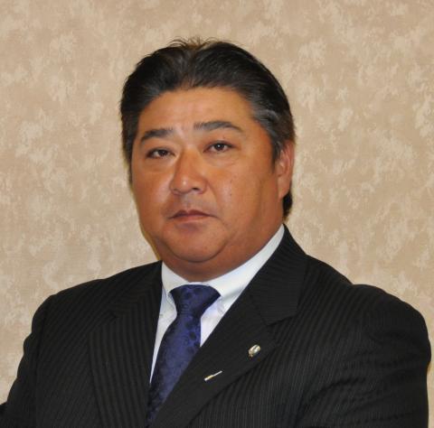 スーツを着た門馬敬治氏の上半身の写真