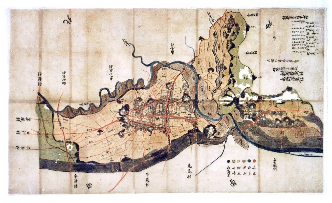 田んぼや村、川、街道が詳細に描かれ色が付けられた、複数の地名や川の名前が書かれている古い絵図の画像