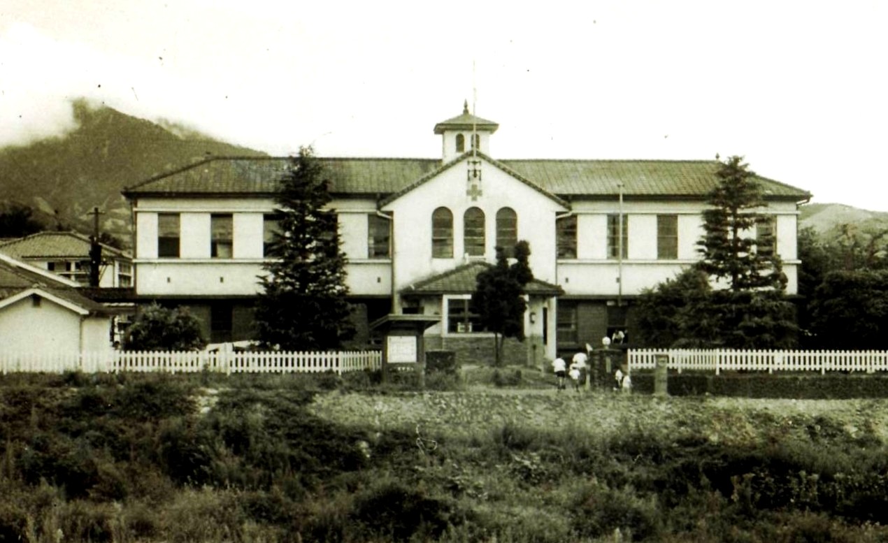 白い洋風の建物で、中央には塔のような構造がある日本赤十字秦野病院外観のモノクロ写真