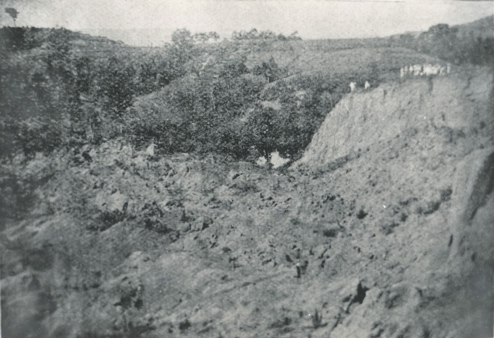 山間の切り立った崖の下で土砂が崩れている様子を捉えた河道閉塞直後の白黒写真