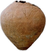 底部が尖った形状をした、文様が刻まれている素焼きの土器を正面から捉えた写真