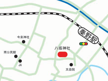 秦野駅や赤で示された八坂神社が記載された地図の画像