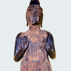 頭部やが胴体に摩耗が見られる、右手を上げた木造聖観音菩薩立像の写真