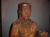 顔に深いしわが刻まれ、衣服の胸元がはだけている奪衣婆像の写真