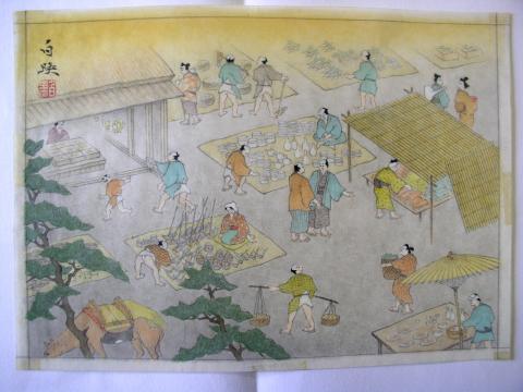 通りに敷物を広げたたくさんの店が並び、多くの人々で賑わう様子を淡い色彩で描いた日本画「十日市場図」の写真