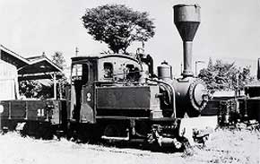 大きな煙突がついた機関車の白黒写真