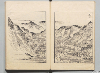 見開きページに山間部にある集落の様子が描かれており、左ページには山と川が、右ページには山に囲まれた多くの家々や人々が描かれた古い本の写真