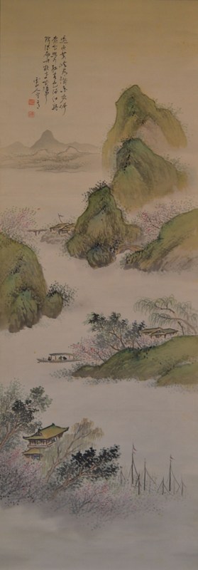 水に浮かんだ小舟と島々、水辺の木々や建物、遠くに見える山脈などが南画の技法で描かれた縦長の風景画の写真