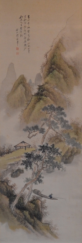 霧が立ち込める高い山々と松の木、水辺で小舟に乗って釣りをする人物などが南画の技法で描かれた縦長の風景画の写真