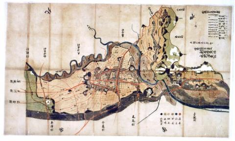 赤い線で区画や道が書かれ、緑や茶色で色が塗られた、曽屋村の絵図の写真