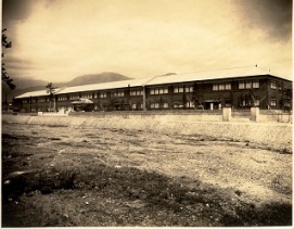 大きな二階建ての曽屋尋常高等小学校が写った古いモノクロ写真