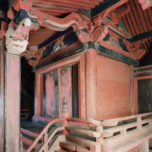 朱塗りの建物が部分的に黒く塗られ、意匠が進んだ形式の健速神社本殿の写真