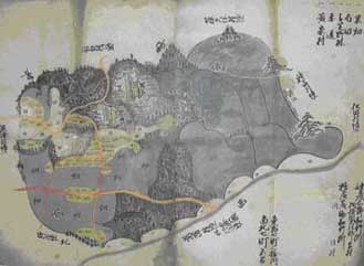 古い紙に手書きで山や区画などが描かれた千村の絵図の写真