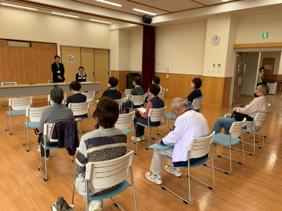 自治体が開催した説明会で、参加者が机に座って講師の話を聞いている様子を写した、地域向け制度説明会の写真