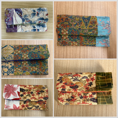 木目の背景の上に和柄の布をパッチワークのようにつなぎ合わせて作られた、5種類のポーチが配置されているコラージュ写真
