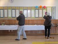 川柳作品を見ている