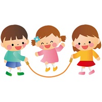 三人の子どもたちが描かれ、左の茶色い髪の男の子と右の茶髪の女の子が縄跳びの両端を持ち、中央の女の子がジャンプしている縄跳び遊びのイラスト