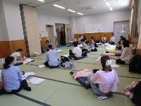 ベビーマッサージ教室をしている様子