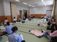 ベビーマッサージ教室をしている様子