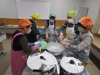 女性交流会にてどんど焼きのお団子づくりの様子