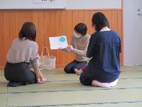 読み聞かせをしている