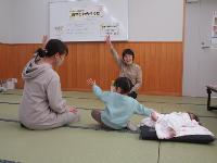 わらべ歌をしている