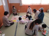 手遊びをしている様子