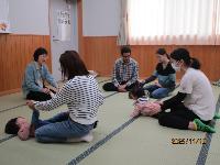 手遊びをしている様子