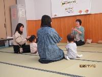 手遊びをしている様子