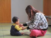 親子で手をつないでわらべ歌を楽しんでいる