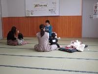 手遊び歌を楽しむ様子