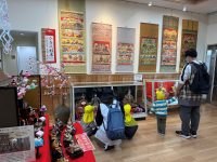保育園児によるひな人形展見学のようす