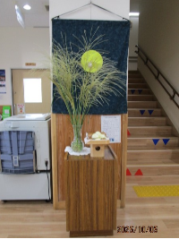 十五夜のお団子と飾りの写真