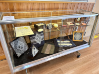 こぎん刺し講師の作品をロビーにて展示している様子