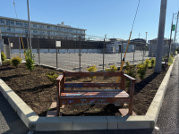 西公民館第2駐車場周辺の花壇の写真