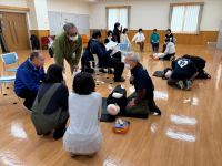 各公民館の事務員と図書館員が救命講習を受講する様子