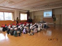 西小学校2年生の児童による西公民館見学の様子