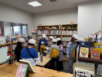 西小学校4年生によるバリアフリー見学のようす