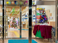 クリスマスツリー飾りを玄関から見た写真