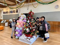 クリスマスツリーを利用者が楽しむ様子