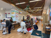 ボランティアの皆さんによるクリスマスツリー飾り