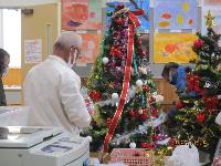 ボランティアによるクリスマスツリー飾り付けの様子