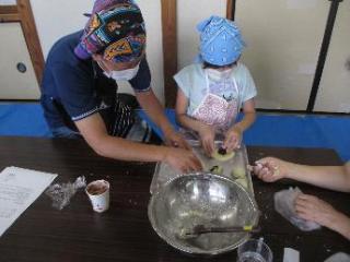 お月見まんじゅう作りの写真（作成中）