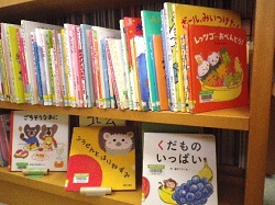 背表紙と表紙の両方で見えるように並べられた、カラフルな絵本や児童書が数多く陳列されている「おすすめ絵本コーナー」の写真