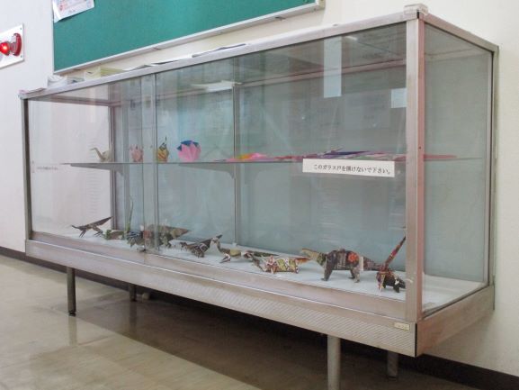 恐竜などのフィギュアが展示されているガラスケースの写真
