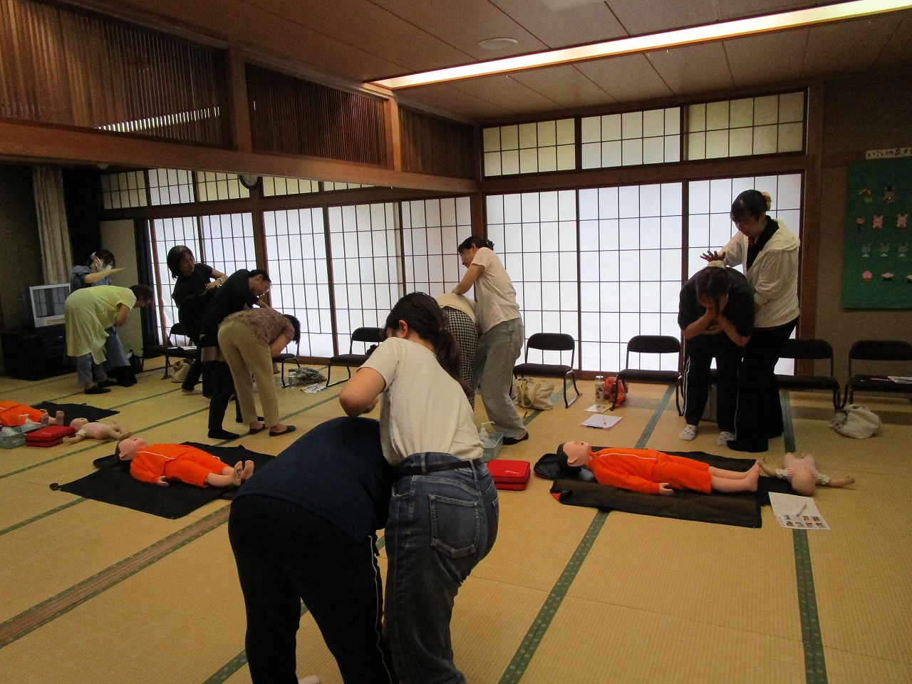 参加者たちが2人組になり心肺蘇生法の実践的な救命措置の訓練に真剣に取り組んでいる様子の写真