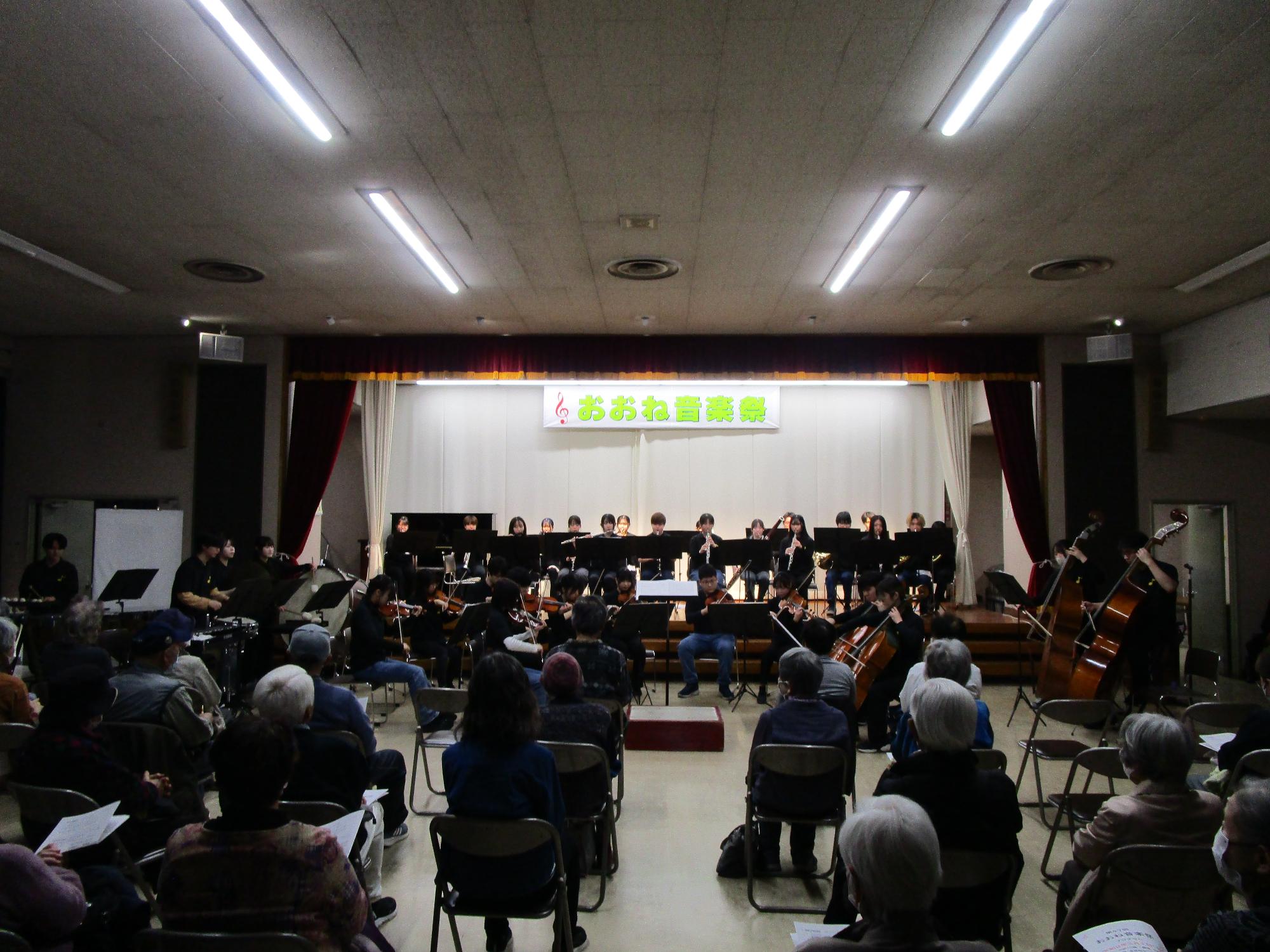 ステージ上で還元楽団が演奏している様子をを観客席から撮影した写真